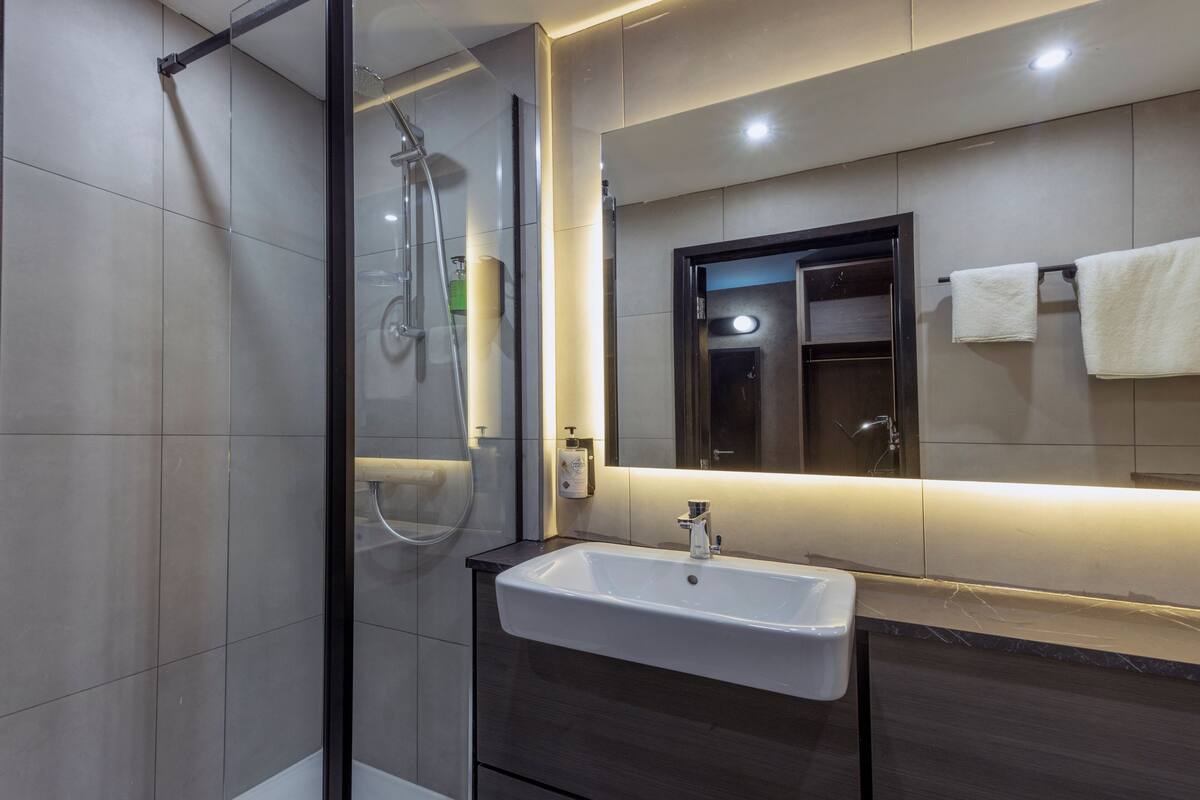 deluxe room, 1 double bed, non smoking | bathroom | combined shower/bathtub, free toiletries, hair dryer, towels