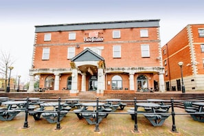 Exterior - Premier Inn Manchester Salford Quays (Salford)