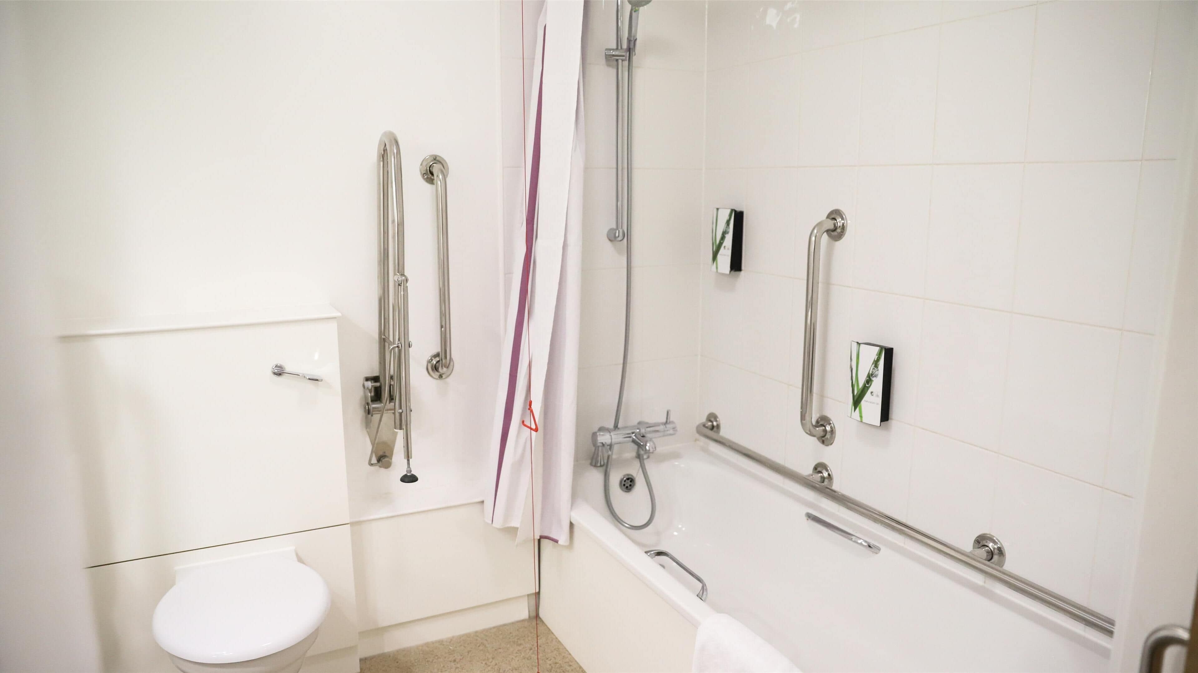 Habitación estándar doble, bañera accesible | Baño
