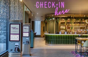 Reception - Premier Inn Manchester City - Piccadilly (Manchester)