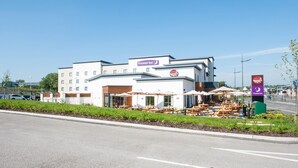 Ein Premier Inn Hotel mit Außenbereich und blauem Himmel.