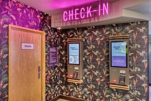 Reception - Premier Inn Durham City Centre - Walkergate (Durham)