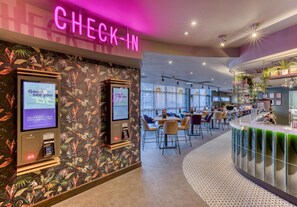 Reception - Premier Inn Durham City Centre - Walkergate (Durham)