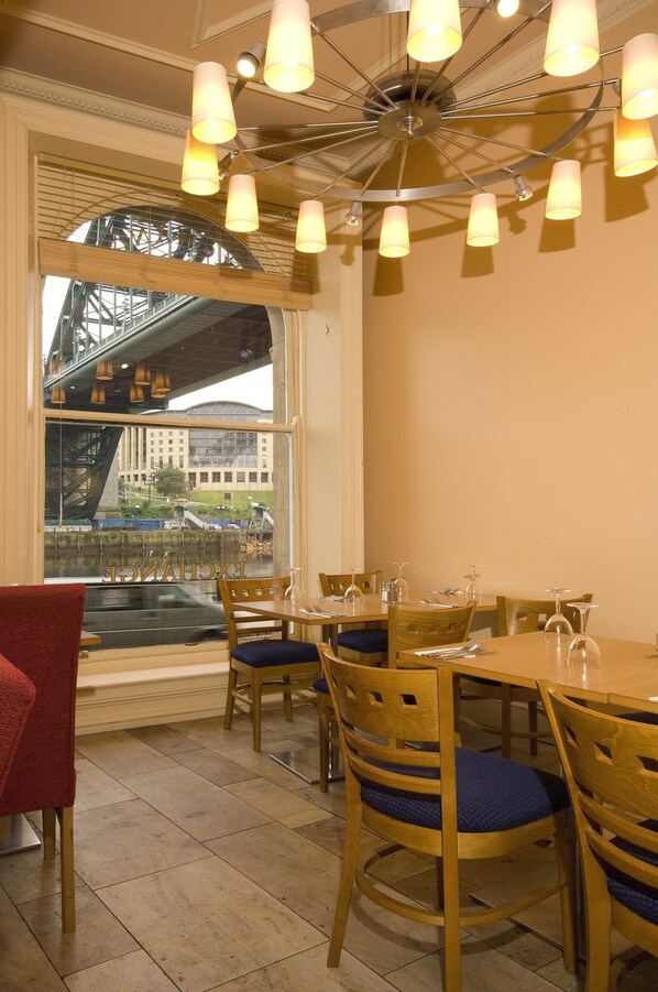 Restaurant - Premier Inn Newcastle City Centre - Quayside (Newcastle-upon-Tyne)
