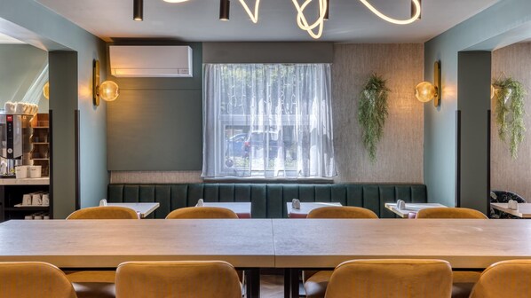 Frukost (GBP 10.99 per person)