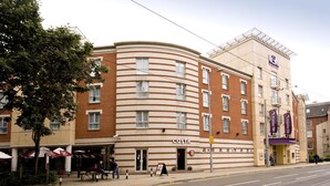 Ein Hotel mit einer geschwungenen Fassade, zahlreichen Fenstern und einem gut sichtbaren Costa-Schild.