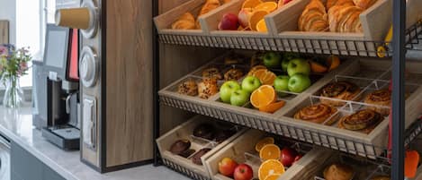 Desayuno para llevar todos los días (GBP 7.95 por persona)