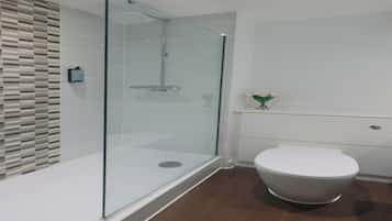 Mørklægningsgardiner, lydisolering, strygejern/strygebræt, gratis Wi-Fi