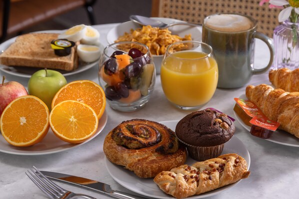 Daily to-go breakfast (GBP 7.95 per person)