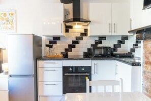 شقة إستديو بتصميم مميز | مطبخ خاص | غلّاية كهربائية