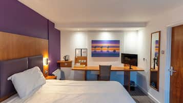 Habitación doble estándar | Ropa de cama de alta calidad y escritorio