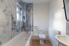 Family Suite | Bathroom | Combined shower/tub, towels, soap, shampoo - Tyger Inn Derby (Derby)
