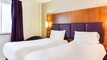 Habitación estándar con 2 camas individuales | Ropa de cama de alta calidad y escritorio