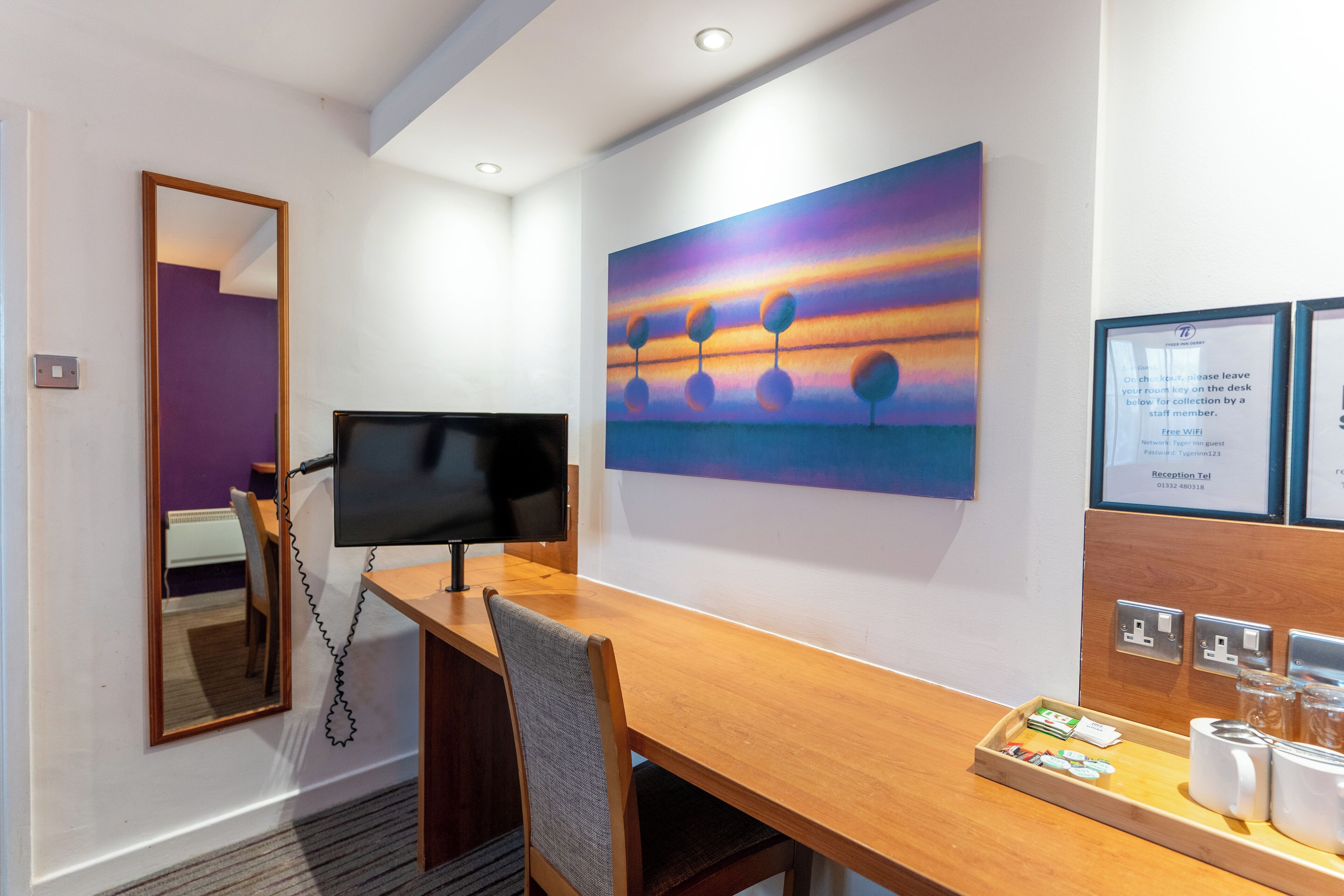 Kamar Double Standar | Seprai premium, meja kerja, dan ruang kerja ramah laptop