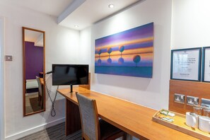 Kahden hengen standard-huone | Ylelliset vuodevaatteet, työpöytä