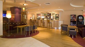 En restaurang- och barområde med sittplatser, en bardisk och en jukebox.