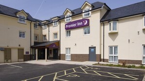Ein Hotel namens Premier Inn mit Parkplatz und Gebäudeeingang.