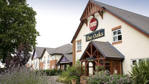 A building with a sign reading 'The Oaks' and a 'Welcome' sign. - Premier Inn Norwich Airport (Norwich)
