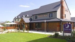 Un bâtiment sur lequel on peut lire les inscriptions « Oakley Hay » et « Premier Inn ».