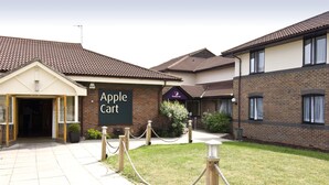 A building with a sign reading 'Apple Cart' and a brick exterior. - Premier Inn Oxford South - Didcot (Abingdon)