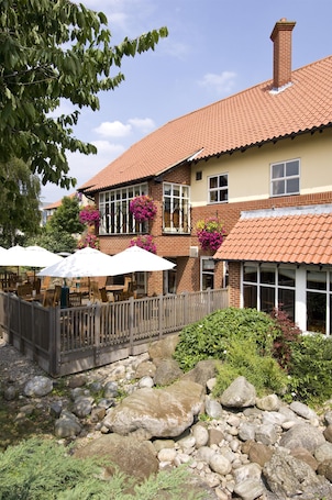 Exterior. Premier Inn Oxford Cowley