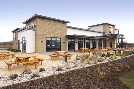 Exterior. Premier Inn Bicester