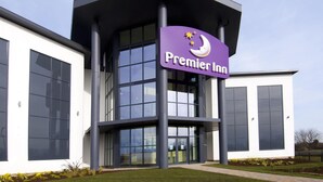Ein Premier Inn Hotel mit modernem Design, großen Fenstern und auffälliger Beschilderung.