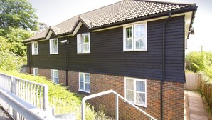 A two-story house with a brick facade and a tiled roof. - Premier Inn Portsmouth - Havant (Havant)
