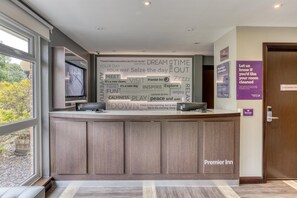 Reception - Premier Inn Portsmouth North Harbour (Portsmouth)