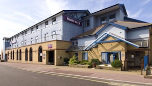 A hotel with a sign reading 'Premier Inn' and a brick facade. - Premier Inn Southsea (Portsmouth)
