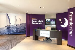 Reception - Premier Inn Gosport (Gosport)