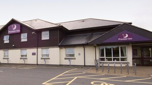 A Premier Inn hotel with a parking lot and handicap-accessible parking spaces. - Premier Inn Hayle (Hayle)