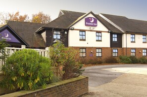 A hotel with a prominent 'Premier Inn' sign, a brick facade, and a gated driveway. - Premier Inn Maidstone - Allington (Maidstone)