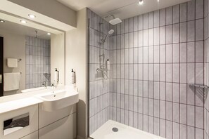 Bathroom - Premier Inn Maidstone Town Centre (Maidstone)