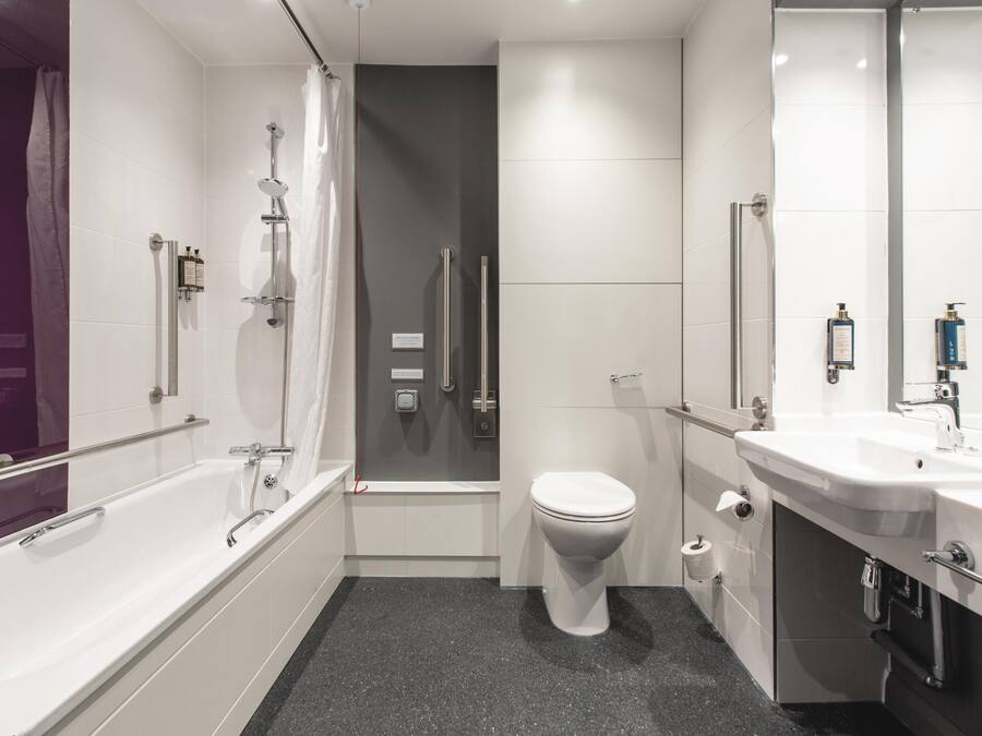 Un baño moderno con bañera, inodoro y ducha.