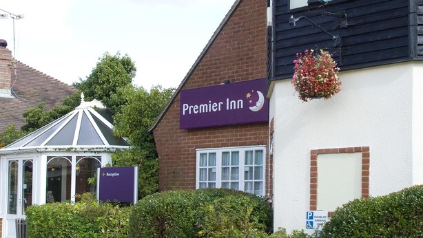 A building with a sign for 'The Robin Hood' and 'Premier Inn' on the side. - Premier Inn Bognor Regis (Bognor Regis)
