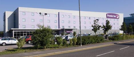 Un hôtel au design moderne, avec de nombreux étages et une enseigne Premier Inn bien visible.