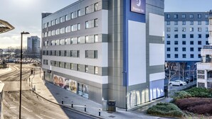 Un bâtiment d'hôtel moderne, avec une enseigne Premier Inn bien visible, plusieurs étages et un parking apparent.