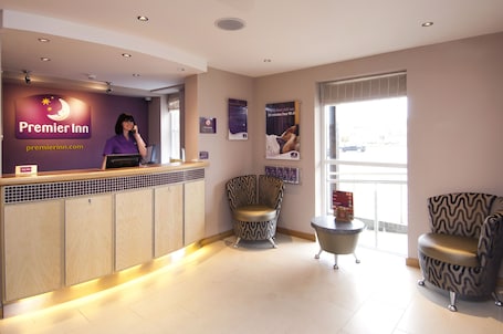 Recepción. Premier Inn Llanelli Central West