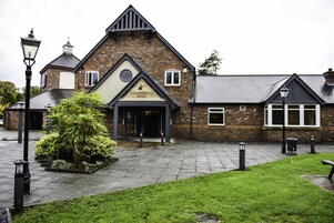 Un edificio in mattoni con un cartello che riporta 'Springwood Park'.
