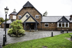 Exterior - Premier Inn Macclesfield North (Macclesfield)