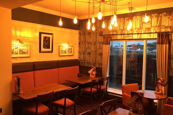 Se sirven desayunos, cenas y cocina europea moderna