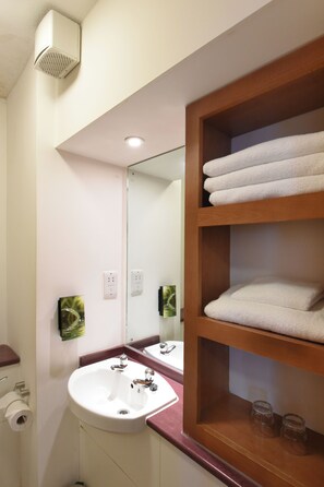 Dusj, toalettartikler (inkludert), hårføner og håndklær