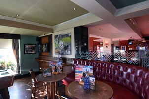 Serveert ontbijt en diner, moderne Europese gerechten