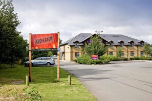 Exterior - Premier Inn Bedford - Priory Marina (Bedford)
