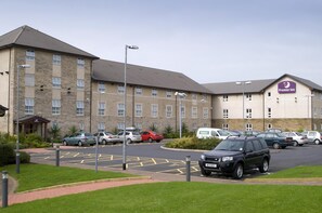 A hotel with multiple parking spaces, a pedestrian pathway, and a landscaped area. - Premier Inn Lancaster (Lancaster)