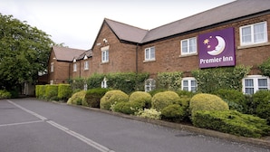 Un edificio in mattoni con il cartello di Premier Inn.