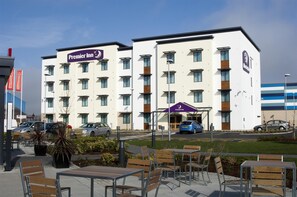 Ein Hotel mit mehreren Etagen, Außenbereich und Parkplätzen.