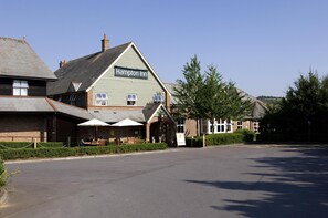 Exterior - Premier Inn Salisbury North Bishopdown (Salisbury)
