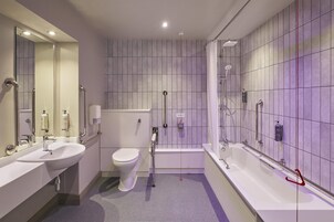 Un baño moderno con lavabo, inodoro y bañera.